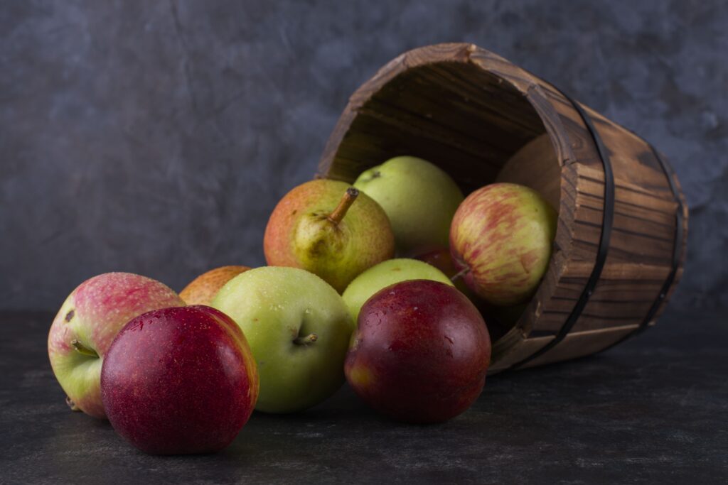 apple peach pears out wooden bucket (2)