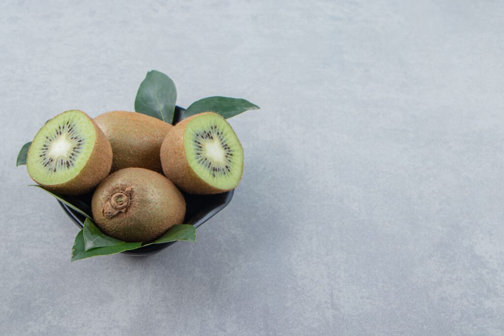 whole sliced kiwis black bowl (2)